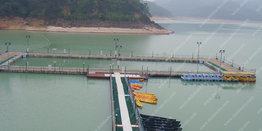 How Does a Floating Dock in Lake Respond to Seasonal Water Shifts?