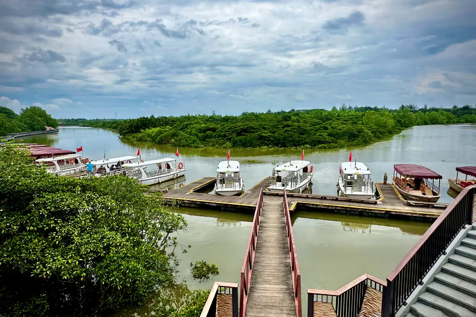 The manufacturer supplies floating bridges The manufacturer supplies floating bridges